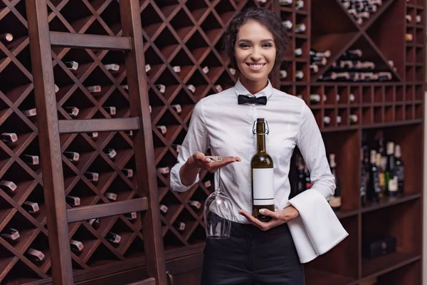 Sommelier con vino en bodega - foto de stock