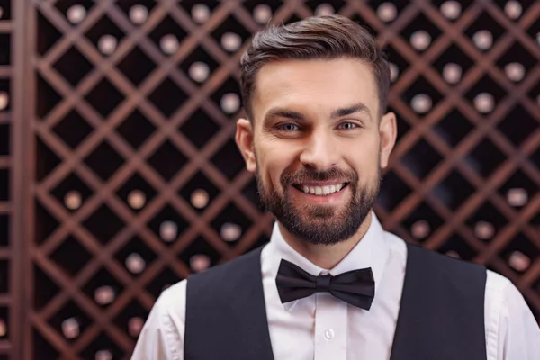 Sommelier dans la cave à vin — Photo de stock