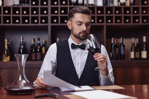 Sommelier verkostet Wein — Stockfoto