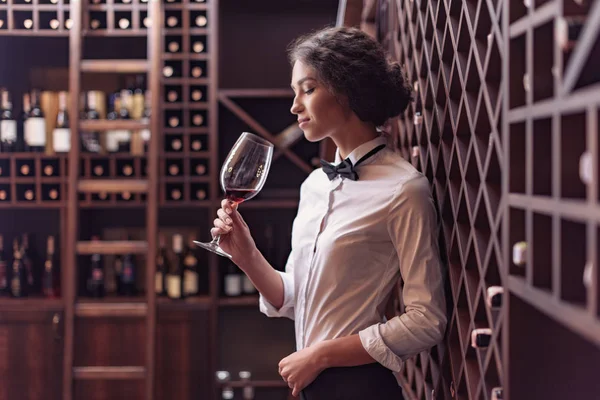 Sommelier verkostet Wein — Stockfoto