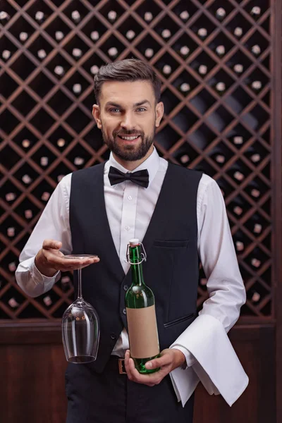 Sommelier avec vin et verre — Photo de stock