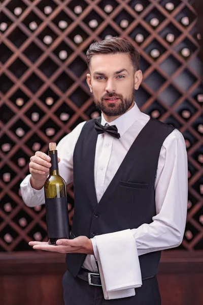 Sommelier com garrafa de vinho — Fotografia de Stock