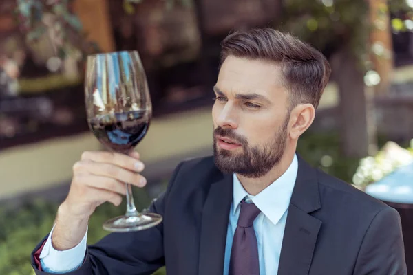 Sommelier dégustation de vin — Photo de stock