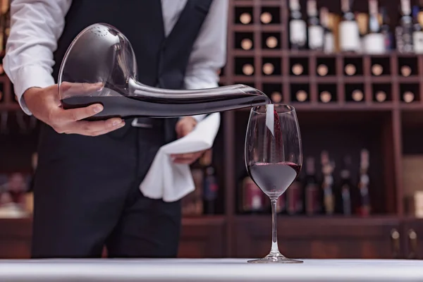 Sommelier derramando vinho tinto — Fotografia de Stock