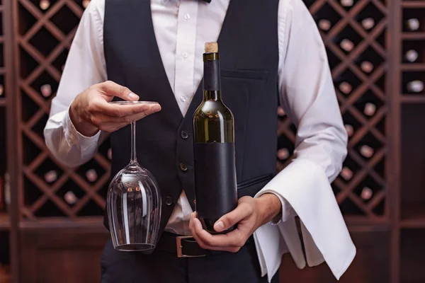 Sommelier con vino y copa - foto de stock