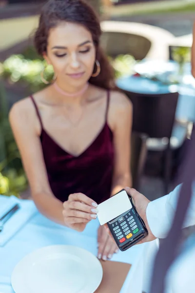 Mujer usando tarjeta de crédito sin contacto - foto de stock