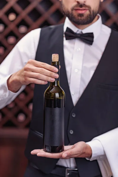 Sommelier avec bouteille de vin — Photo de stock