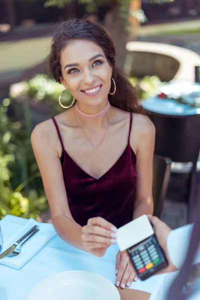 Mujer usando tarjeta de crédito sin contacto - foto de stock