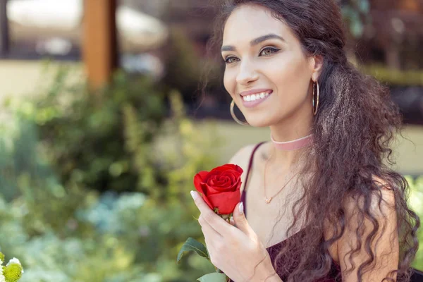 Mujer con rosa roja - foto de stock