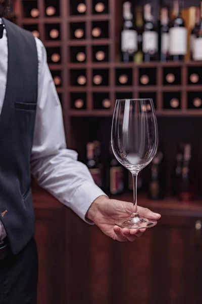 Sommelier con bicchiere di vino — Foto stock