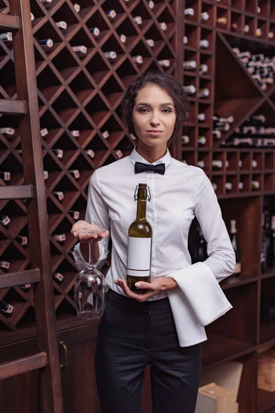 Sommelier con vino en bodega - foto de stock