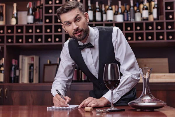 Sommelier verkostet Wein — Stockfoto