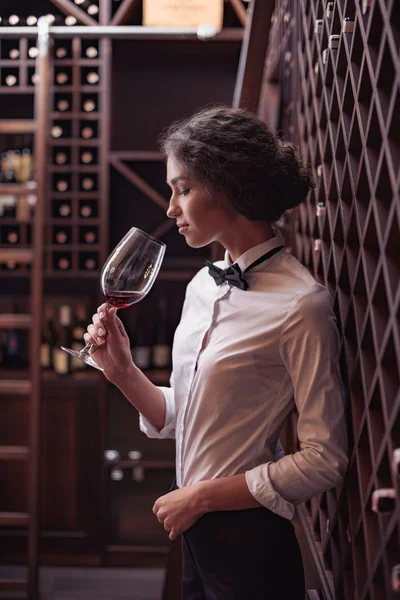 Sommelier verkostet Wein — Stockfoto