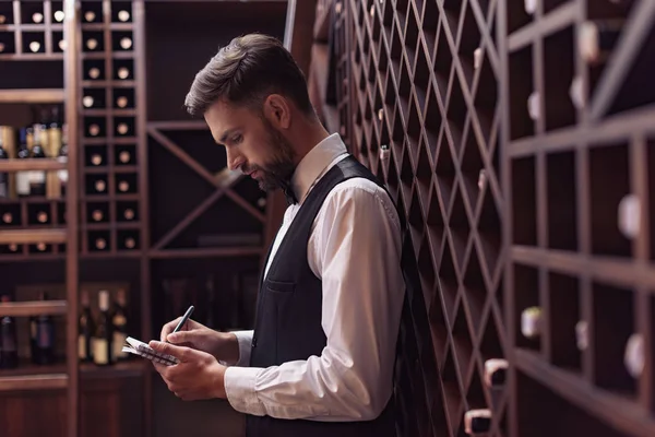 Sommelier dans la cave à vin — Photo de stock