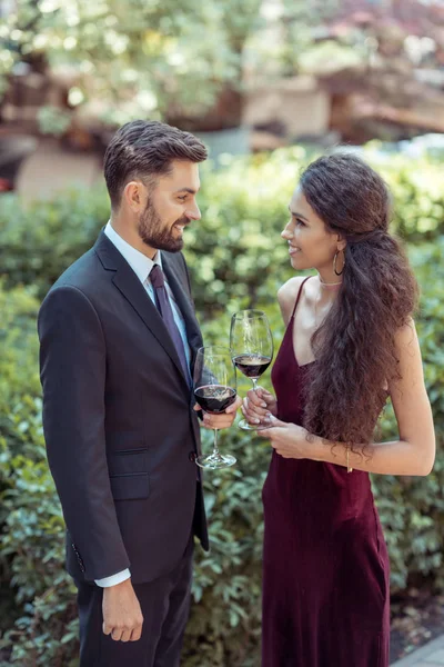 Coupé con vino rosso in giardino — Foto stock