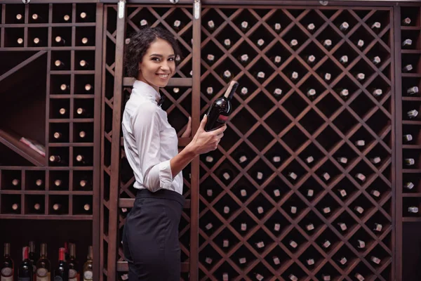 Sommelier dans la cave à vin — Photo de stock