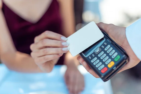 Mujer usando tarjeta de crédito sin contacto - foto de stock