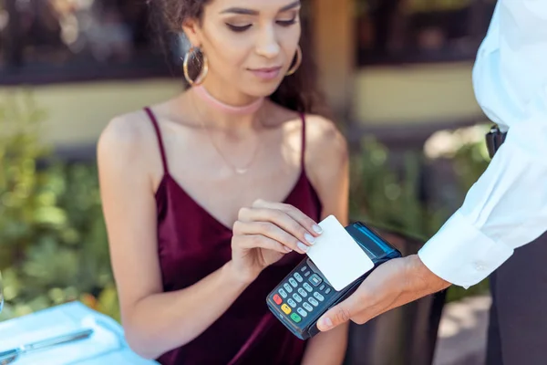 Mujer usando tarjeta de crédito sin contacto - foto de stock