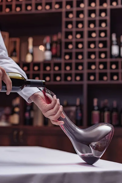 Sommelier versando vino rosso — Foto stock