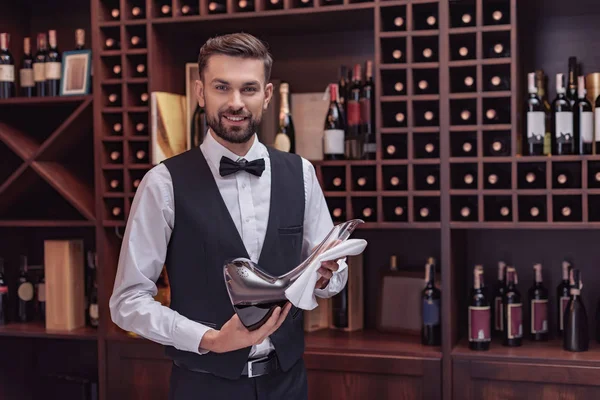 Sommelier celebración decantador con vino - foto de stock