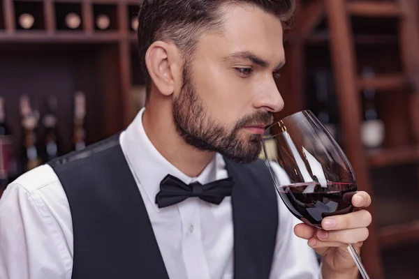 Sommelier verkostet Wein — Stockfoto
