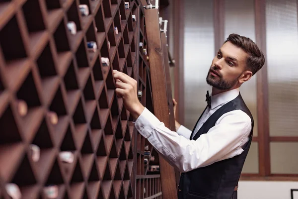 Sommelier dans la cave à vin — Photo de stock