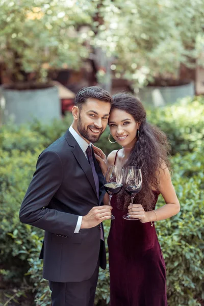 Coupé avec vin rouge dans le jardin — Photo de stock