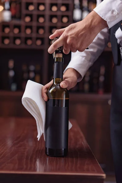 Camarero abriendo botella de vino - foto de stock