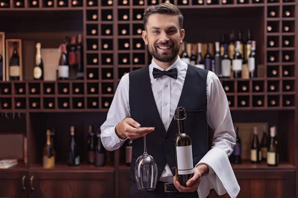 Sommelier avec vin et verre — Photo de stock