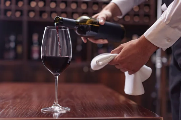 Sommelier schenkt Rotwein ein — Stockfoto