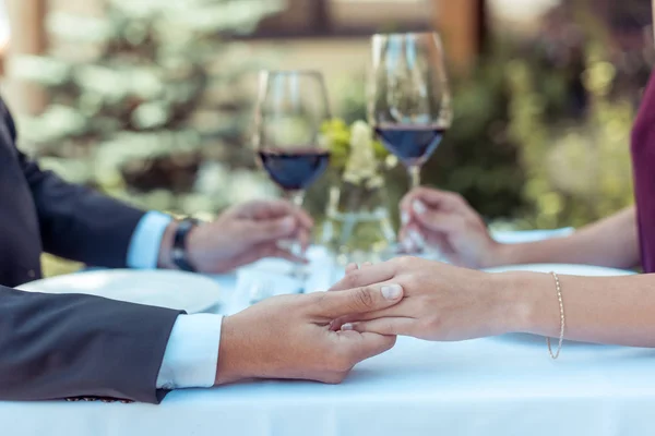 Couple clinking glasses on date — Stock Photo