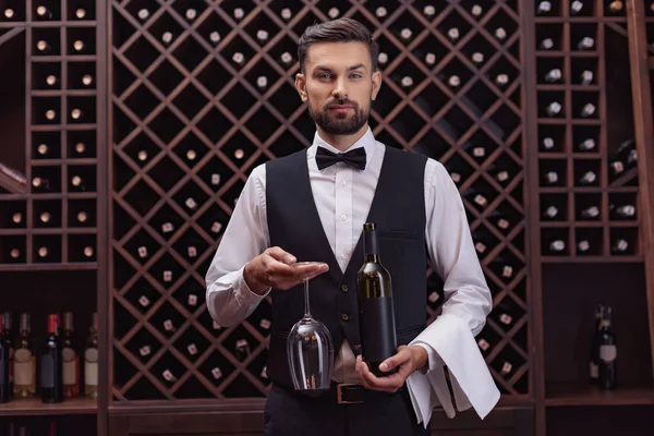 Sommelier avec vin et verre — Photo de stock