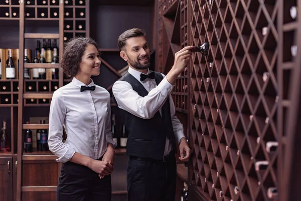 Sommeliers eligiendo vino en bodega - foto de stock