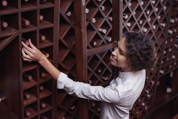 Sommelier dans la cave à vin — Photo de stock