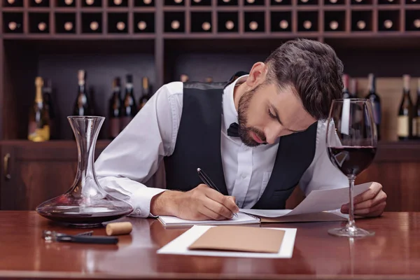 Sommelier dégustation de vin — Photo de stock