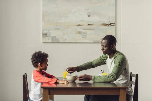 Vater und Sohn frühstücken — Stockfoto