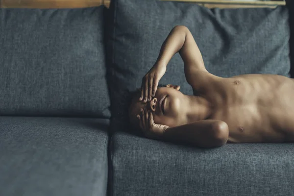 Hemdloses kleines Kind spielt auf dem Sofa — Stockfoto