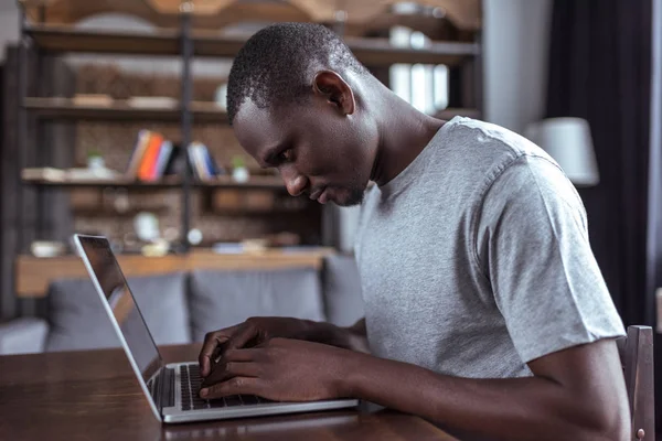 Mann arbeitet zu Hause mit Laptop — Stockfoto