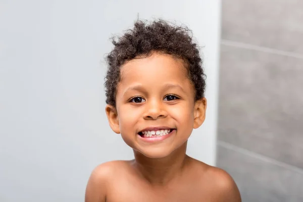 Beau sourire afro garçon — Photo de stock