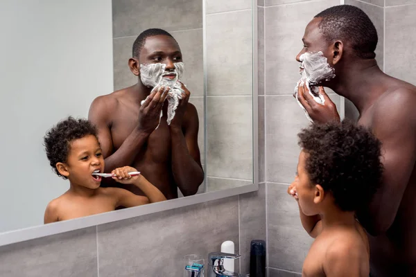 Padre e hijo en el baño - foto de stock