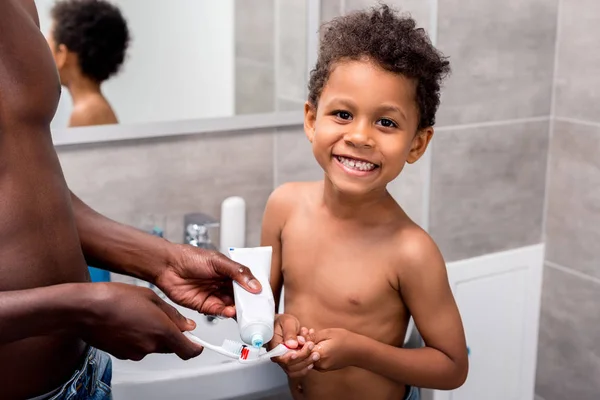 Pai e filho escovando os dentes — Fotografia de Stock