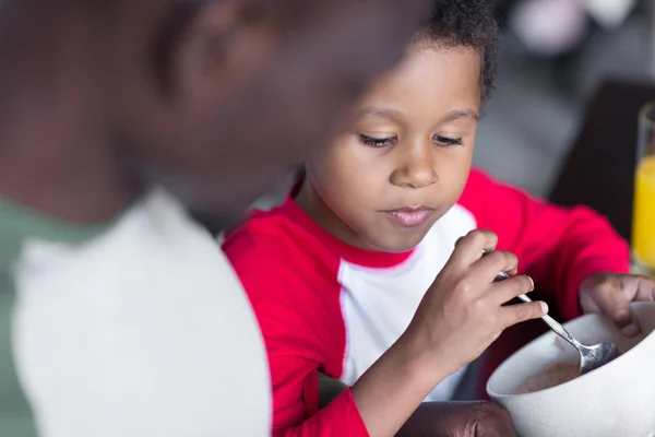 Pai e filho tomando café da manhã — Fotografia de Stock