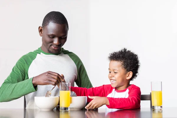 Pai e filho tomando café da manhã — Fotografia de Stock