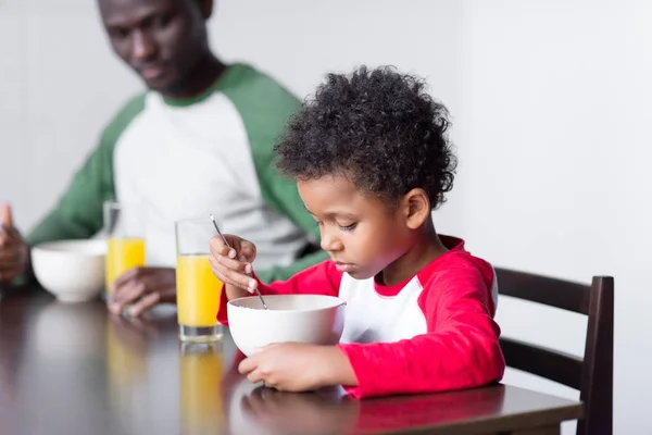 Padre e figlio che fanno colazione — Foto stock