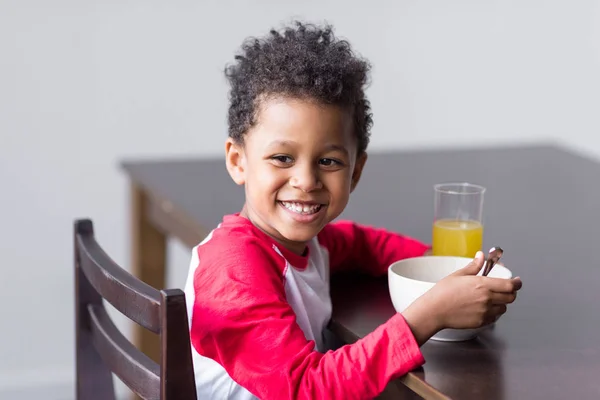 Bambino mangiare colazione sana — Foto stock