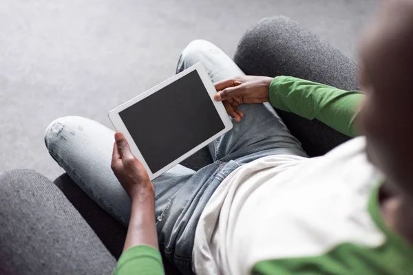 Afro hombre utilizando tableta - foto de stock