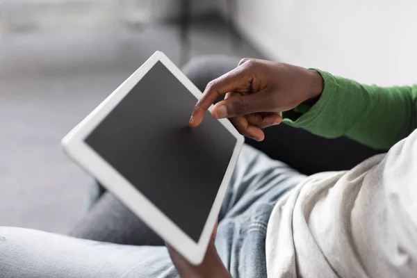 Afro homme utilisant le comprimé — Photo de stock