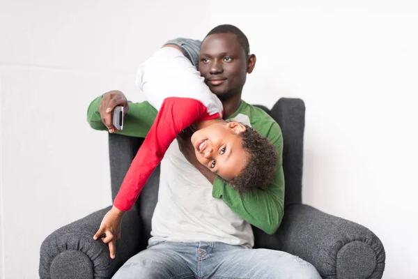 Pai e filho assistindo tv — Fotografia de Stock