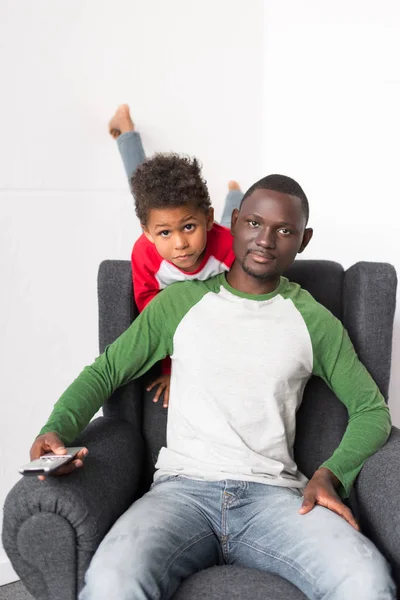 Pai e filho assistindo tv — Fotografia de Stock