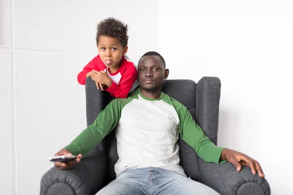 Vater und Sohn vor dem Fernseher — Stockfoto